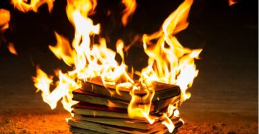 As maiores queimas de livros da história Casos lamentáveis