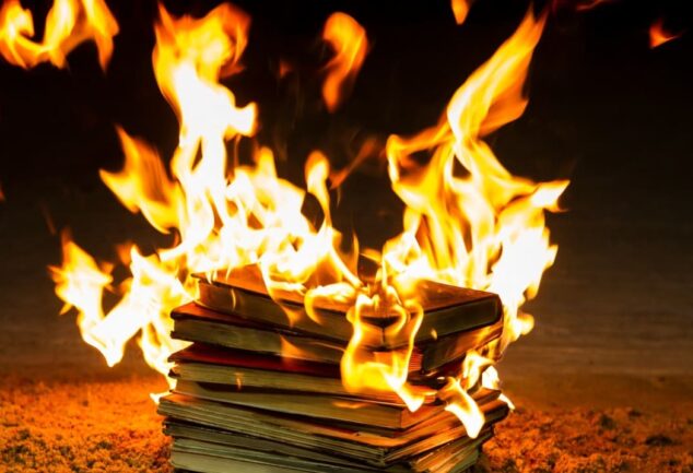 As maiores queimas de livros da história Casos lamentáveis